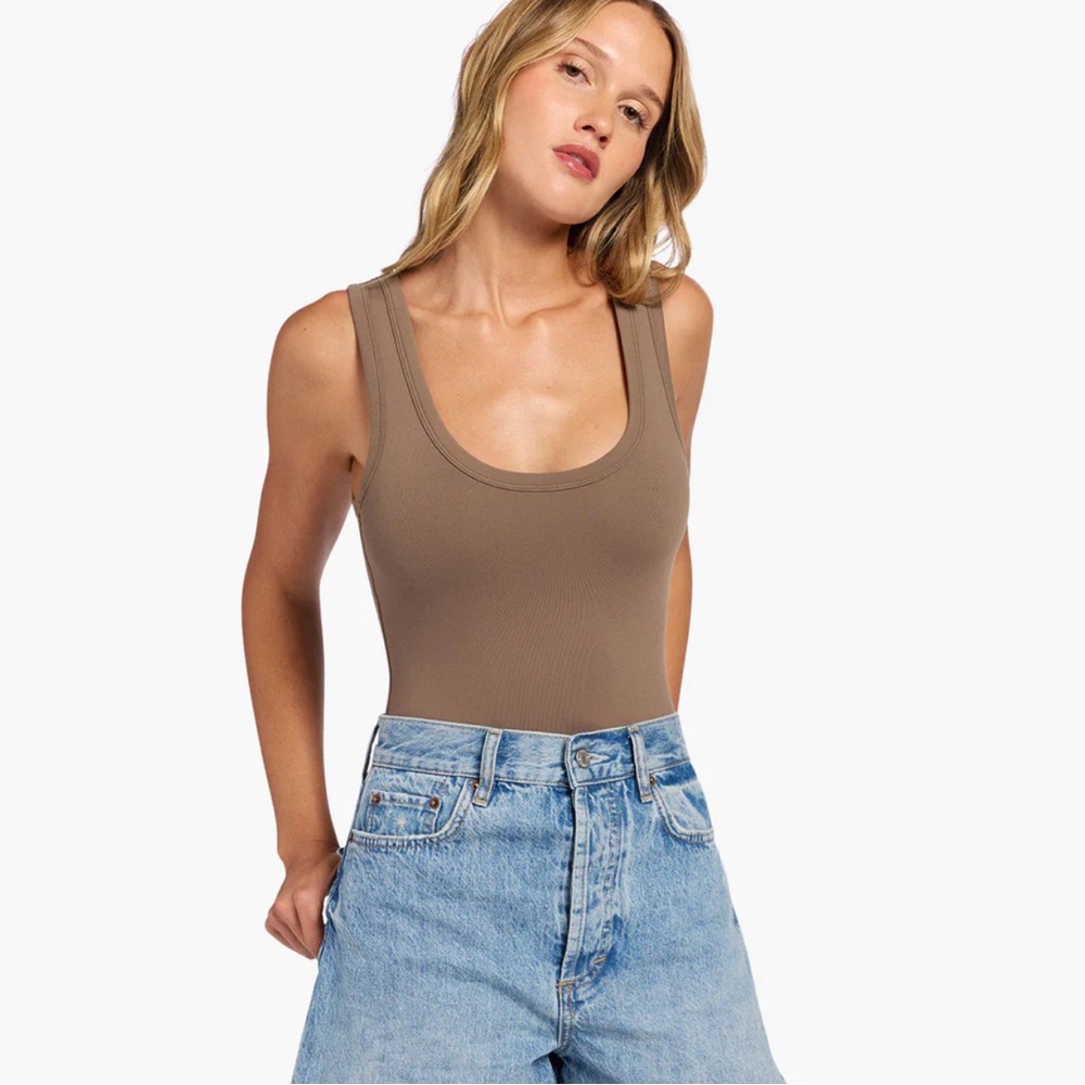 Nuuds Women’s Tan Seamless Scoop Tank Mocha Bodysuit size S small EUC